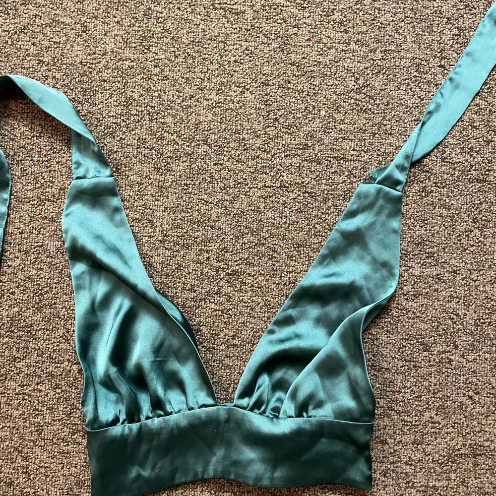 Cropped tie neck